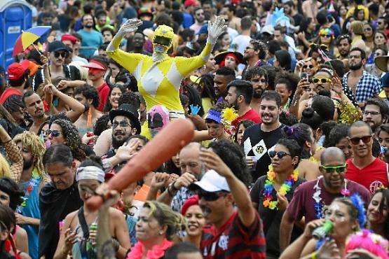 Brasilienses brincam o carnaval em bloco que foi às ruas em fevereiro deste ano: festa não fará parte do calendário da cidade em 2021, decidiu o GDF (Marcelo Ferreira/CB/D.A Press - 29/2/20







)