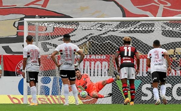 O goleiro tricolor defende a cobrança de Bruno Henrique no primeiro tempo: lance abateu Flamengo e deu ânimo para a virada do São Paulo no Maraca (Rubens Chiri/saopaulofc.net)