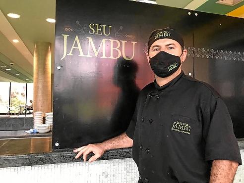 Após três meses desempregado, o chef de cozinha Francisco Célio Ribeiro retornou ao mercado de trabalho (Samara Schwingel/CB/D.A Press)