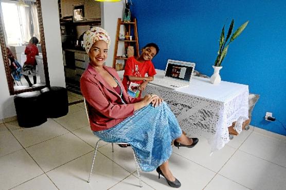 Raíssa passa os valores que aprendeu na infância para o filho, Malik, de 9 anos. Para ela, é importante que o menino conheça a história de seus ancestrais (Fotos: Marcelo Ferreira/CB/D.A Press
)