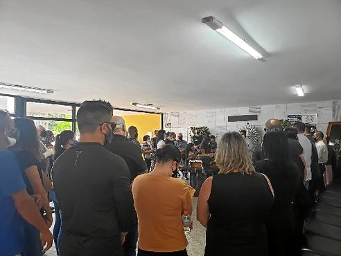 Velório durou três horas e reuniu cerca de 60 pessoas. Durante o enterro, o pai do motorista agradeceu aos presentes e pediu orações à família (Darcianne Diogo/CB/D.A Press)