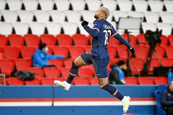 Neymar levou a bola do jogo para casa depois de classificar o PSG em primeiro lugar para as oitavas de final (Franck Fife/AFP)