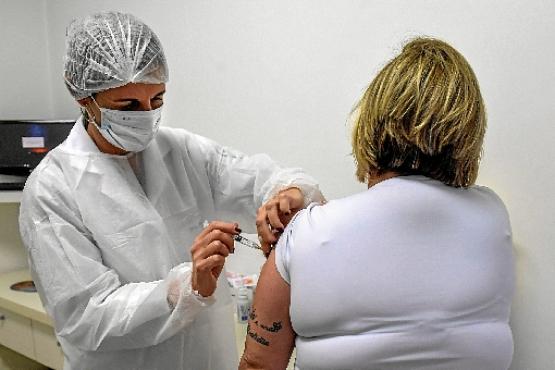 Voluntária brasileira recebe a vacina, em São Paulo: Planalto abriu, em agosto, crédito para a compra de 100 milhões de doses (Nelson Almeida/AFP - 23/10/20)