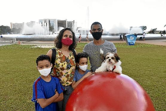 Juliana e  André levaram os filhos e o cão, Bento, para um dia ao ar livre (Minervino Júnior/CB/D.A Press)