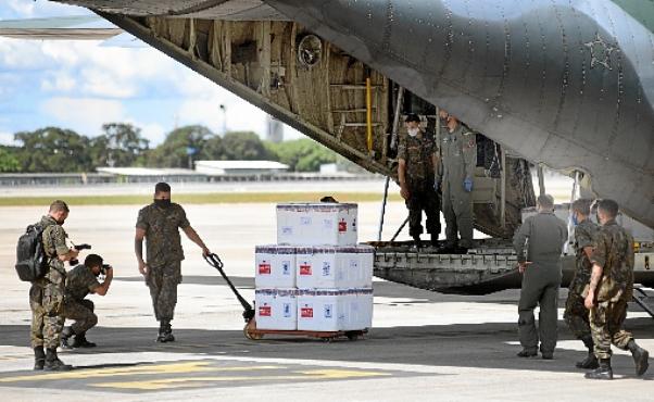 Após a chegada na Base Aérea, as doses da vacina foram encaminhadas para um caminhão frigorífico, 
que saiu em comboio de viaturas da Polícia Federal e da Polícia Rodoviária Federal rumo à Rede Fria do DF (Ed Alves/CB/D.A Press)