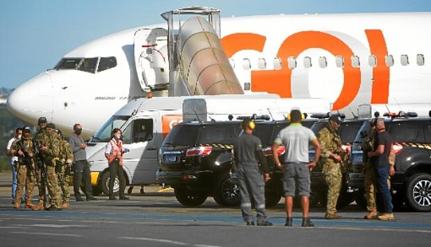 Importado do Laboratório Serum, na Índia, o imunizante chegou ao Distrito Federal ontem, por volta das 7h50, em voo comercial da Gol (Ed Alves/CB/D.A Press)