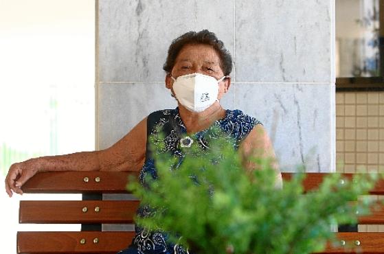 Aos 90 anos, Tercília Martins está ansiosa para receber o imunizante; com ajuda da neta, ela pretende receber a primeira dose à tarde
 (Ana Rayssa/CB/D.A Press
)