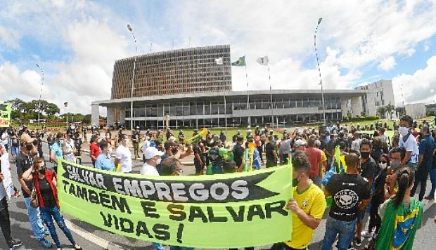 Protesto de empresários em frente ao Palácio do Buriti pediu que restrições no comércio sejam relaxadas (Ed Alves/CB/D.A Press)