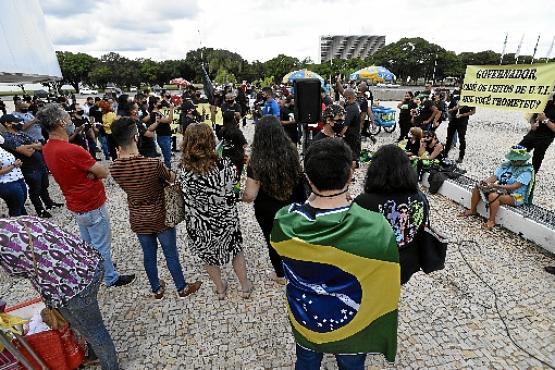 Cerca de 60 pessoas, principalmente empresários, reuniram-se, ontem, em frente à Câmara Legislativa para protestar contra as medidas restritivas (Minervino Júnior/CB/D.A Press)