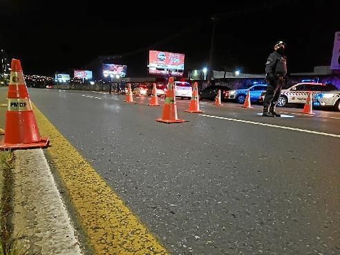 Agentes de segurança fazem blitz em várias áreas da cidade durante o toque de recolher (PMDF/Divulgação)