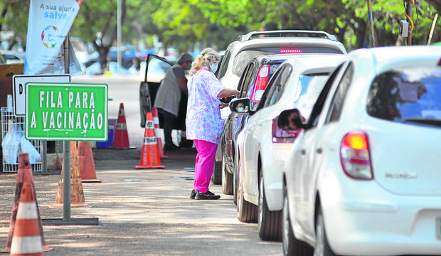 Do total de habitantes do Distrito Federal, 13,8% receberam ao menos a primeira dose, e 7,9% tomaram as duas necessárias (Ed Alves/CB/D.A Press)