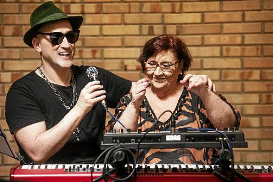Paulo Gustavo em tr&ecirc;s
tempos: dividindo os palcos 
com a m&atilde;e, D&eacute;a L&uacute;cia; abaixo, &agrave; esquerda, na pele de Dona Herm&iacute;nia, o personagem que o projetou; e com a atriz Monica Martelli, com quem dividiu as telas em  Os homens s&atilde;o de Marte... e &eacute; pra l&aacute; que eu vou; e com o marido e os filhos (Deca Produ&ccedil;&otilde;es/Divulga&ccedil;&atilde;o)