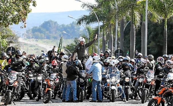 Presidente parou num dos trechos do trajeto para acenar às pessoas que o acompanhavam. PMDF não calculou quantas motos o acompanharam (Marcos Corrêa/PR)