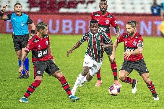 Árbitro perdeu o controle do jogo em vários momentos, fez marcações confusas e teve ajuda do VAR nos dois gols do clássico (Alexandre Vidal/Flamengo)