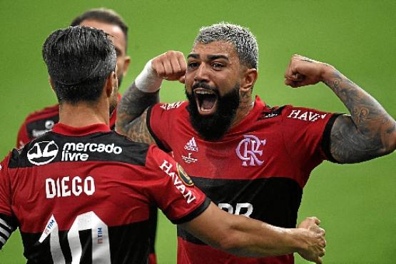 Gabriel Barbosa converteu pênalti com a categoria de sempre e comemorou um belo gol, também, depois de um chute cruzado de perna canhota: os dois gols em três minutos encaminharam o título rubro-negro na etapa inicial (Mauro Pimentel/AFP

)