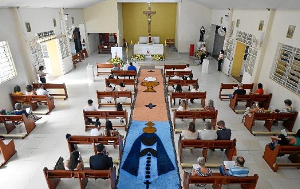 Tapete que prepara o caminho de Cristo, feito pela Paróquia Santa Rita de Cássia, no Lago Sul (Ed Alves/CB/D.A Press)