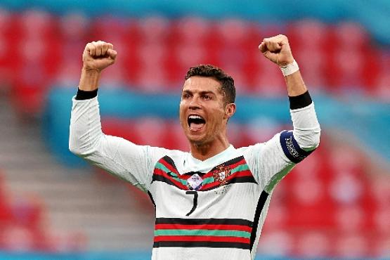 CR7 colocou mais três feitos no vitorioso currículo: maior artilheiro, jogador com mais vitórias e o maior número de edições de Eurocopa na história (Alex Pantling/AFP)