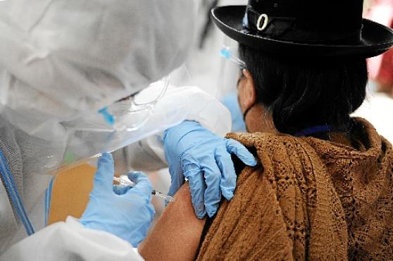 Diferentemente dos voluntários recrutados para estudos com vacinas, nos de medicamentos, eles precisam estar infectados pelo vírus (Jorge Bernal/AFP - 27/4/21 )