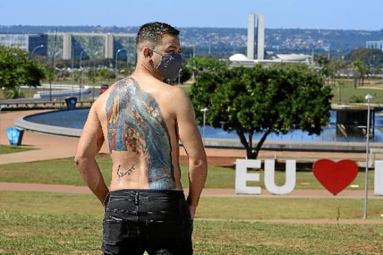 Igor Magalhães teve a tatuagem em homenagem ao ídolo autografada pelo astro argentino na porta do hotel (Fotos: Marcelo Ferreira/CB/D.A Press)