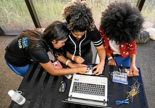 Só 17% dos programadores no Brasil são mulheres, e elas representam apenas 28% da força de trabalho nesse ramo (Meninas.Comp/Divulgação)