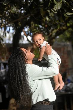 Victória com o filho, Miguel, de oito meses: 