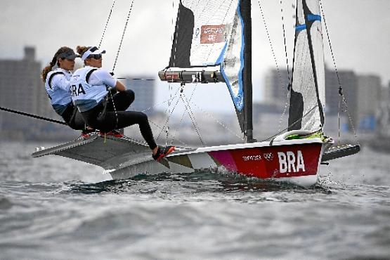 Martine e Kunze: a parceria brasileira ficou em terceiro lugar na medal race e celebrou uma campanha de superação na capital japonesa (Olivier Morin/AFP
)