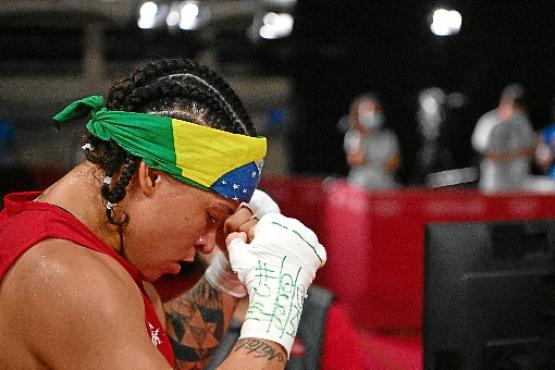 Carismática e dona de excelente técnica, Bia Ferreira mostra confiança para o combate final (Luis Robayo/AFP)