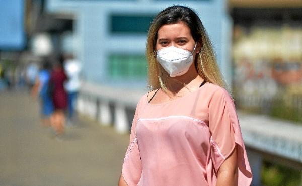 A estudante de odontologia Isabela Souza de Lima, 20, comemora o avanço da vacinação (Ed Alves/CB/D.A Press)