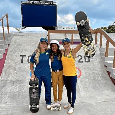 Modalidade estreante nas Olimpíadas, o skate deu aula de diversidade ao dar várias opções de uniforme às atletas
 (Leticia Bufoni/Instagram)