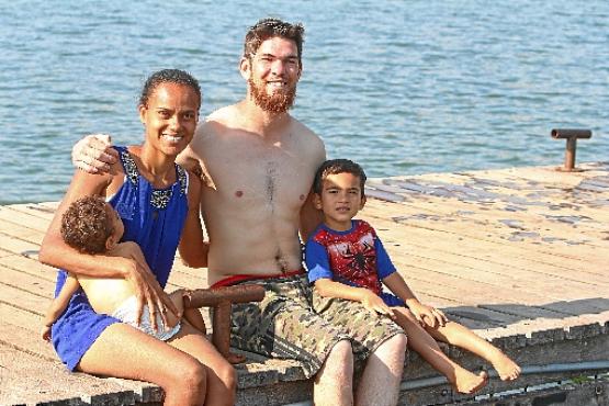 A família de Valney passeou no Lago Sul para fugir do calor de casa (Bárbara Cabral/Esp.CB/D.A Press)