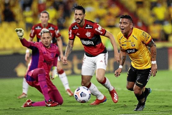 Diego Alves liderou a zaga rubro-negra nos 180 minutos da semifinal contra o Barcelona com defesas importantes no Rio e em Guayaquil (Franklin Jacome/AFP)