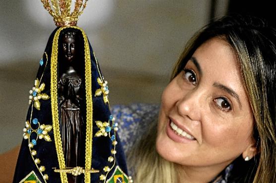 Viviane lembra que foi consagrada à santa ainda no ventre da mãe. A administradora perdeu o pai por complicação da covid-19 e encontrou conforto na fé (Carlos Vieira/CB/D.A Press)