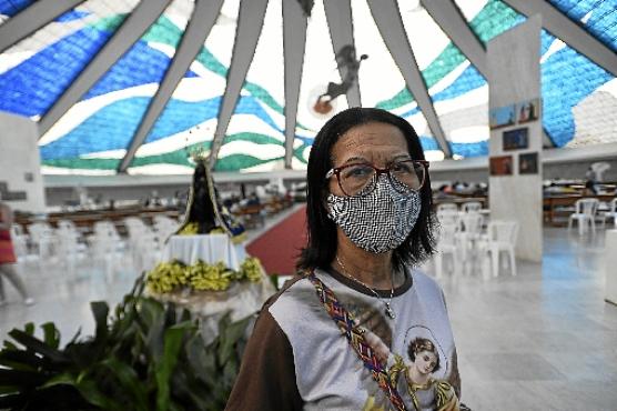 Aparecida Rodrigues tem certeza de que a santa auxiliou na recuperação de seu filho e foi à Catedral agradecer (Minervino Júnior/CB/D.A Press)