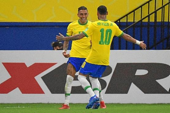 Raphinha comemora o terceiro gol do Brasil, o segundo dele, na goleada contra o Uruguai: o ponta-direita tem dois gols e duas assistências em três jogos caom a camisa da Seleção (Nelson Almeida/AFP
)