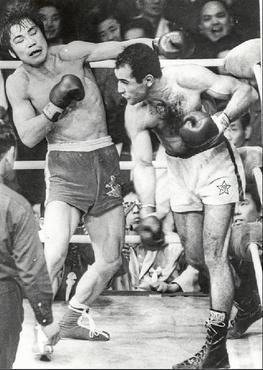 Miguel Oliveira (D), lenda do boxe brasileiro, em luta nos anos 1970 ( Arquivo Pessoal)