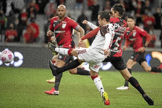 O atacante Michael foi novamente uma das principais armas do Flamengo na partida de ontem na Arena da Baixada, mas cansou no segundo tempo (Alexandre Vidal/Flamengo)