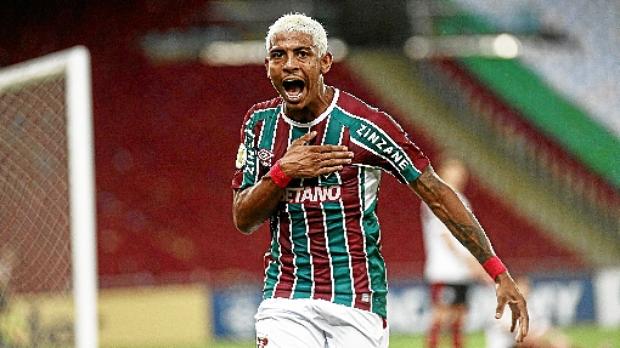 John Kennedy bate no peito e vibra pela atuação de gala na primeira partida como titular diante do rival estadual (Lucas Merçon/Fluminense F.C.)