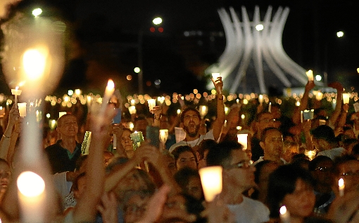 Vinte mil fiéis ocuparam toda a região em frente à Catedral para celebrar o dia de Nossa Senhora Aparecida, padroeira do Brasil e de Brasília. O evento começou às 17h, com 150 padres presentes para acompanhar a liturgia. Além da missa, o momento mais marcante foi quando o arcebispo dom Raymundo Damasceno percorreu a Esplanada dos Ministérios com a imagem da santa.  (Wallace Martins/Esp. CB/D.A Press)