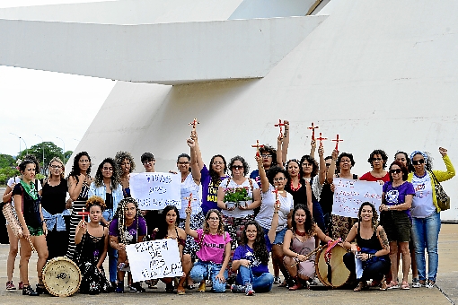 Mulheres se reuniram em frente ao Museu Nacional para debater o feminicídio e protestar contra a violência alarmante. DF é a quinta unidade da Federação que mais mata por questão de gênero.