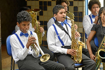 Instituição que atende mais de 3 mil pessoas em unidades de Samambaia, Riacho Fundo II e AABB construirá um centro de formação. O lançamento da pedra fundamental foi ontem, com concerto da orquestra composta por alunos da ONG.  (Marcelo Ferreira/CB/D.A Press)