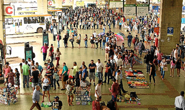 No centro da asa do avião, a Rodoviária do Plano Piloto, que completará 60 anos em setembro, recebe cerca de 700 mil pessoas diariamente e é um reflexo da realidade do DF. Por lá se encontram passageiros de todas as idades, regiões e ocupações.  (Ed Alves/CB/D.A Press)