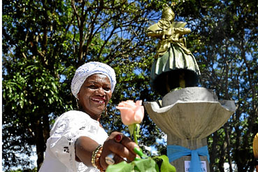 Em celebração ao Dia de Iemanjá, brasilienses se reuniram na Praça dos Orixás para a Festa das Águas. Shows e oferendas marcaram a comemoração. (Marcelo Ferreira/CB/D.A Press)