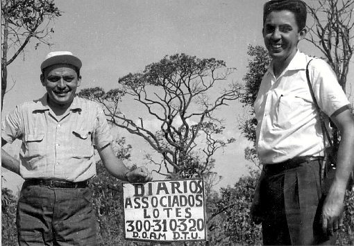 O Senado vai homenagear, em abril, os 60 anos do Correio Braziliense. A sessão comemorativa partiu de um requerimento da senadora Leila Barros (PSB-DF). A epopeia do Correio se confunde com a da capital fundada por JK. Enquanto os candangos corriam contra o tempo para erguer Brasília, jornalistas como Ari Cunha (E/foto) desbravam o Planalto Central para criar o veículo impresso. No dia em que Brasília foi fundada, em 21 de abril de 1960, o jornal começou a circular. %u201CO Correio está diretamente ligado à nossa história,%u201D reforçou Leila Barros.  (Arquivo CB/CB/D.A Press)