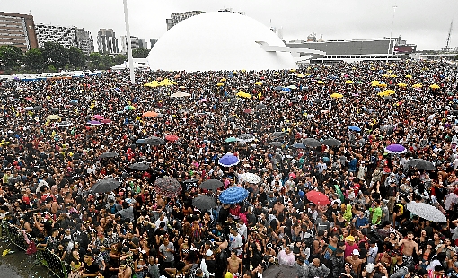 O tempo frio e as fortes chuvas ao longo do dia não conseguiram diminuir a animação de milhares de foliões. Na praça do Museu da República, o bloco Quem já chupou vai chupar mais arrastou uma multidão. O Suvaco da Asa, no Eixo Monumental, desfilou alegria ao som de frevos. Hoje, a farra continua: tem Eduardo e Mônica, Bloco do Amor e System Safadown. Tudo de graça! PÁGINAS 19 E 22 (Ed Alves/CB/D.A Press)