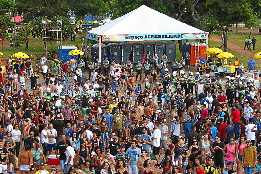 Com segurança reforçada, blocos ocuparam espaços públicos da cidade com cores, alegria e muita música. 
O Encosta que Cresce (foto), por exemplo, lotou o Parque da Cidade. Conheça também histórias de amor 
que viraram casamento depois da folia. 