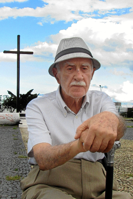 Em 3 de maio de 1957, o pioneiro José Paulo Sarkis (foto) foi um dos candangos que presenciaram a primeira missa oficial em Brasília. A Praça do Cruzeiro estava lotada. (Tailana Galvão/Esp. CB/D.A Press)