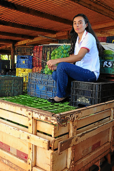 Maria Aparecida coordena uma cooperativa de produtores atingida pela paralisação do programa de merenda escolar. Parte do setor ficou sem ter para quem vender frutas e hortaliças. A administradora diz que os agricultores seguem trabalhando e buscam novas formas de comercialização.  (Carlos Vieira/CB/D.A Press)