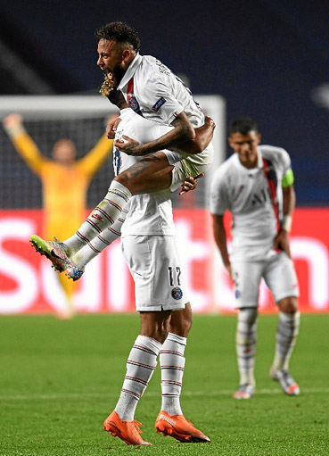 Craque comanda virada relâmpago do PSG contra a Atalanta, em Portugal, e leva o time às semifinais da Champions League após 25 anos de espera.  (David Ramos/AFP)