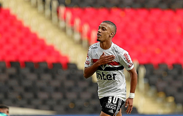 Brener (foto) comanda goleada de virada por 4 x 1 sobre o atual campeão brasileiro, e tricolor tem chance de conquistar título simbólico do primeiro turno. 