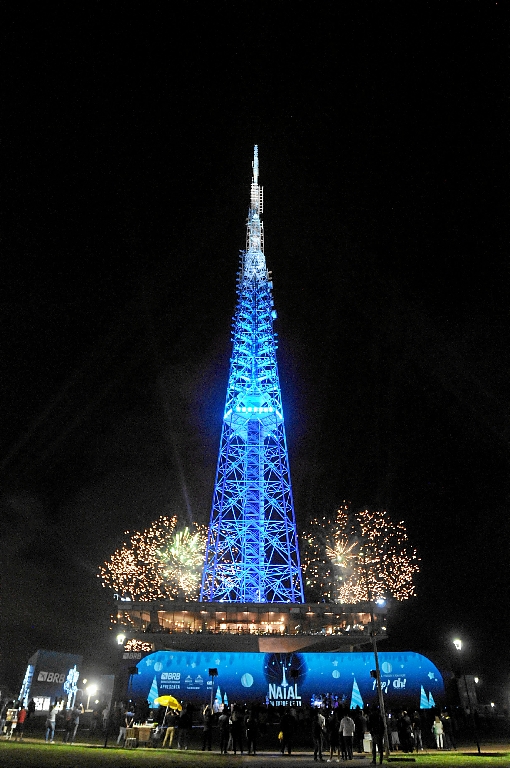 Um show de luzes coloridas traz as comemorações do Natal para a área central de Brasília.  A Torre de TV terá exibição diária, com projeção mapeada e canhões de laser. (Marcelo Ferreira/CB/D.A Press)